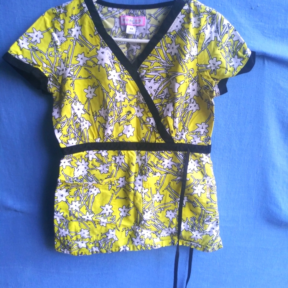 Koi Women's Size XS Yellow Floral Scrub Top L2
